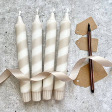 Lade das Bild in den Galerie-Viewer, Dip Dye Kerzen | Swirl beige | 4er Set