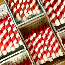 Lade das Bild in den Galerie-Viewer, Dip Dye Kerzen Swirl | Zuckerstange Weihnachten rot | 4er Set
