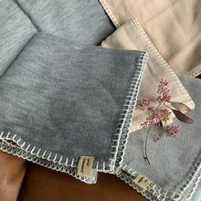 Lade das Bild in den Galerie-Viewer, Soft Sealine - feingewebte Kissen