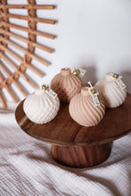 Lade das Bild in den Galerie-Viewer, Kerze Weihnachtskugel Klassisch