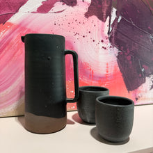 Lade das Bild in den Galerie-Viewer, schwarz-braune Karaffe von Simone Loy