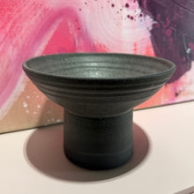 Lade das Bild in den Galerie-Viewer, Handgedrehte hohe Schale aus Keramik