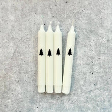 Lade das Bild in den Galerie-Viewer, Dip Dye Kerzen | Weihnachten Tanne schwarz-weiß | 4er Set
