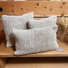 Lade das Bild in den Galerie-Viewer, Handstrickkissenbezug "Big Tide" - Peter Dahlenburg