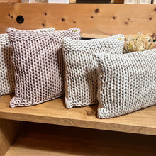 Lade das Bild in den Galerie-Viewer, Handstrickkissenbezug "Big Tide" - Peter Dahlenburg