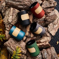 Lade das Bild in den Galerie-Viewer, Kuomi Becher aus Gußeisen mit Holzintarsie