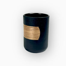 Lade das Bild in den Galerie-Viewer, Kuomi Becher aus Gußeisen mit Holzintarsie