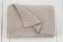 Lade das Bild in den Galerie-Viewer, Kissen und Tagesdecke aus weicher Baumwolle - von Peter Dahlenburg