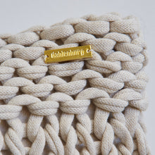 Lade das Bild in den Galerie-Viewer, Handstrickkissenbezug "Big Tide" - Peter Dahlenburg