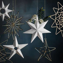 Lade das Bild in den Galerie-Viewer, Stern Hängevase aus mattem Biskuitporzellan von Klatt Objects