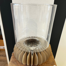 Lade das Bild in den Galerie-Viewer, Waben Sockel aus Papier mit oder ohne Vase