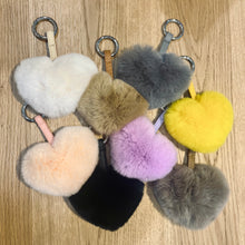 Lade das Bild in den Galerie-Viewer, Taschen- oder Schlüsselanhänger - flauschiges Herz aus Fell