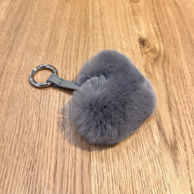 Lade das Bild in den Galerie-Viewer, Taschen- oder Schlüsselanhänger - flauschiges Herz aus Fell