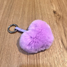 Lade das Bild in den Galerie-Viewer, Taschen- oder Schlüsselanhänger - flauschiges Herz aus Fell