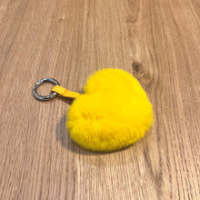 Lade das Bild in den Galerie-Viewer, Taschen- oder Schlüsselanhänger - flauschiges Herz aus Fell