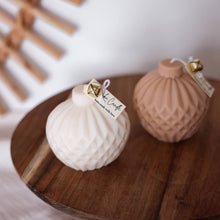 Lade das Bild in den Galerie-Viewer, Kerze Weihnachtskugel Klassisch