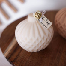 Lade das Bild in den Galerie-Viewer, Kerze Weihnachtskugel Klassisch