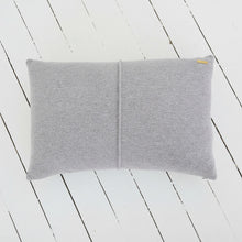 Lade das Bild in den Galerie-Viewer, Strickdecke oder Kissen - Shallow von Peter Dahlenburg