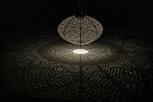 Lade das Bild in den Galerie-Viewer, LED Solar Laterne Ikat oval 40 cm in gold