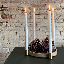 Lade das Bild in den Galerie-Viewer, Luna Tablett aus Eiche mit Kerzenhaltern aus Messing