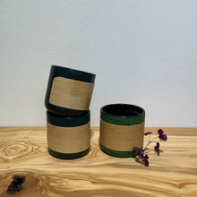 Lade das Bild in den Galerie-Viewer, Mahobini Becher aus Gusseisen mit Holzintarsie