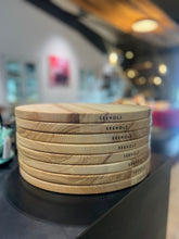Lade das Bild in den Galerie-Viewer, Pizzateller aus massiver Esche - von SEEHOLZ