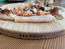 Lade das Bild in den Galerie-Viewer, Pizzateller aus massiver Esche - von SEEHOLZ