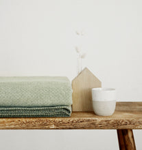 Lade das Bild in den Galerie-Viewer, Kuscheldecke Emma aus 100% Bio-Baumwolle von RIEMA