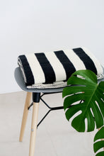 Lade das Bild in den Galerie-Viewer, Kuscheldecke Svea aus 100% Bio-Baumwolle von RIEMA