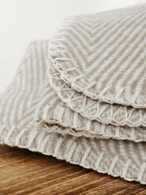 Lade das Bild in den Galerie-Viewer, Kuscheldecke Finn aus 100% Bio-Baumwolle von RIEMA