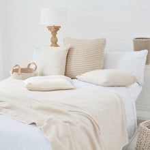 Lade das Bild in den Galerie-Viewer, Soft Sealine - feingewebte Kissen