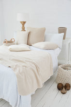 Lade das Bild in den Galerie-Viewer, Soft Sealine - feingewebte Kissen