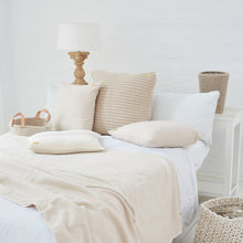 Lade das Bild in den Galerie-Viewer, Soft Sealine - feingewebte Decken und Kissen
