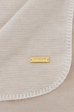 Lade das Bild in den Galerie-Viewer, Soft Sealine - feingewebte Decken und Kissen