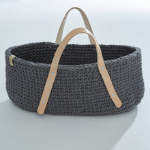 Lade das Bild in den Galerie-Viewer, ovaler Strickkorb mit Lederhenkel in grau - Peter Dahlenburg