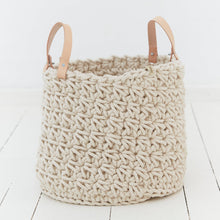 Lade das Bild in den Galerie-Viewer, Korb mit und ohne Lederhenkel im gestrickten Crochet Design - Peter Dahlenburg