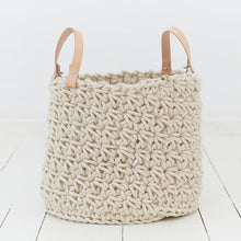Lade das Bild in den Galerie-Viewer, Korb mit und ohne Lederhenkel im gestrickten Crochet Design - Peter Dahlenburg