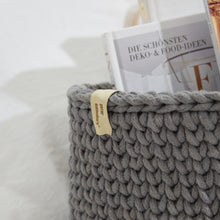 Lade das Bild in den Galerie-Viewer, ovaler Strickkorb mit Lederhenkel in grau - Peter Dahlenburg