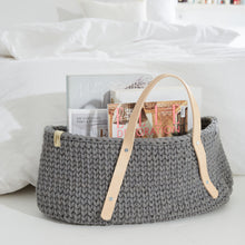 Lade das Bild in den Galerie-Viewer, ovaler Strickkorb mit Lederhenkel in grau - Peter Dahlenburg