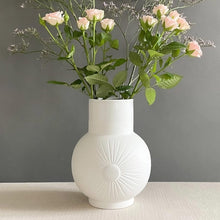 Lade das Bild in den Galerie-Viewer, Vase Cadiz - mit Sonnenmotiv aus weißem Porzellan