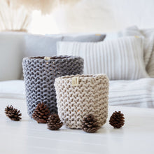 Lade das Bild in den Galerie-Viewer, Windlicht mit gestricktem Bezug - für Wohlfühlmomente von Peter Dahlenburg