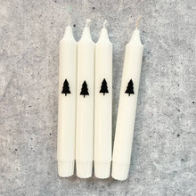 Lade das Bild in den Galerie-Viewer, Dip Dye Kerzen | Weihnachten Tanne schwarz-weiß | 4er Set