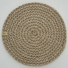 Lade das Bild in den Galerie-Viewer, gestrickte runde Platzsets - Peter Dahlenburg