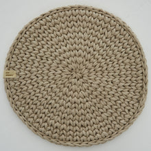 Lade das Bild in den Galerie-Viewer, gestrickte runde Platzsets - Peter Dahlenburg