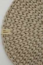 Lade das Bild in den Galerie-Viewer, gestrickte runde Platzsets - Peter Dahlenburg