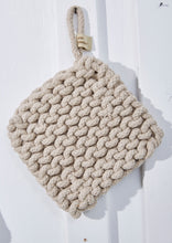 Lade das Bild in den Galerie-Viewer, Untersetzer grob gestrickt - von Peter Dahlenburg