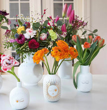 Lade das Bild in den Galerie-Viewer, weiße Porzellanvasen mit einem silberfarbenen Sonnengesicht