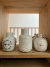 Lade das Bild in den Galerie-Viewer, weiße Porzellanvasen mit einem silberfarbenen Sonnengesicht