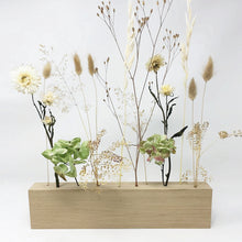 Lade das Bild in den Galerie-Viewer, ein Trockenblumen Ständer aus Eiche mit verschieden Trockenblumen arangiert, zb Hortensien, Püschelgräser, Zitterkraur und weißen Blumen
