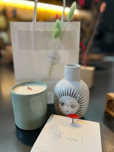 Lade das Bild in den Galerie-Viewer, weiße Porzellanvasen mit einem silberfarbenen Sonnengesicht